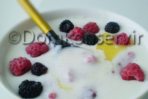 Fresh berries_with_sugar